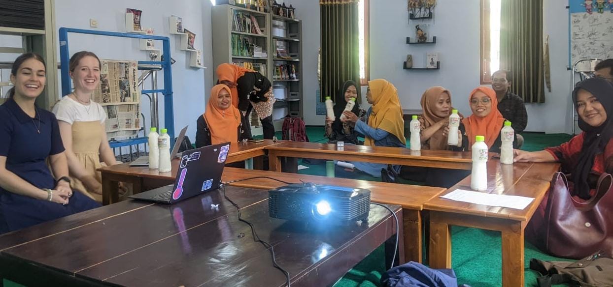 Volunteer Asal Australia, Dua Mahasiswa UGM mendampingi Pertemuan Rutin Forum Perempuan Hargorejo